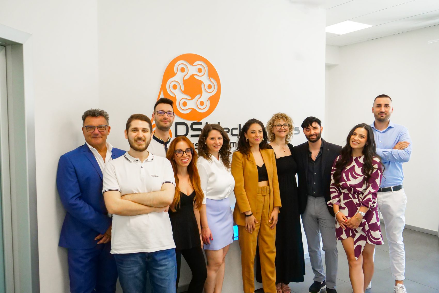 Il team di DS Mechatronics davanti alla sede